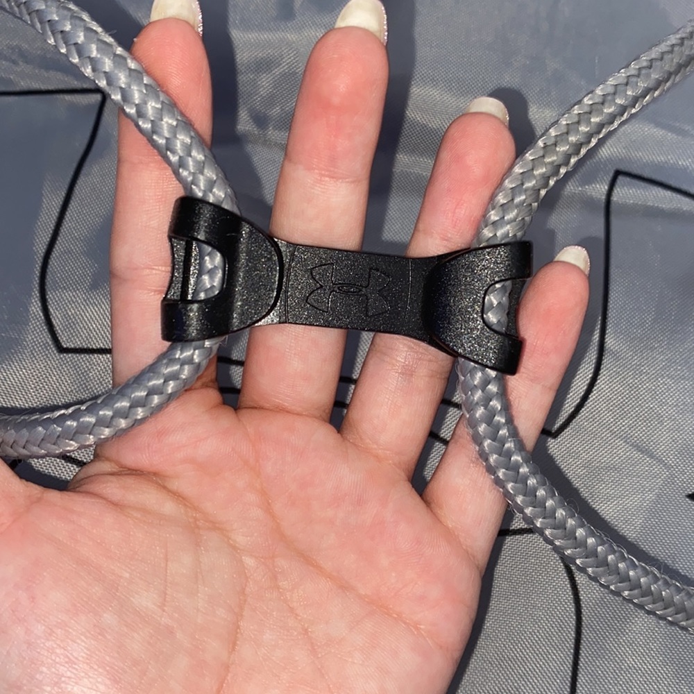 LIKE NEW~ UNDER ARMOUR SLING BAG - Picture 2 of 8
